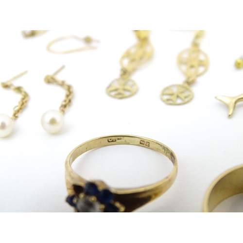 725 - A quantity of scrap jewellery to include 9ct, yellow metal and silver. Including a 9ct gold ring.