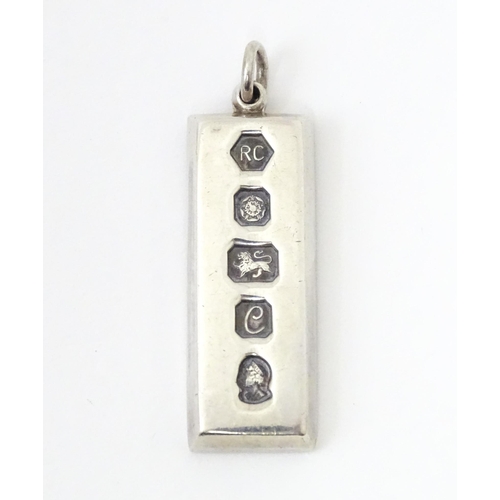 729 - A silver pendant of ingot form hallmarked Sheffield 1977 maker Carrs of Sheffield. Approx. 1 3/4