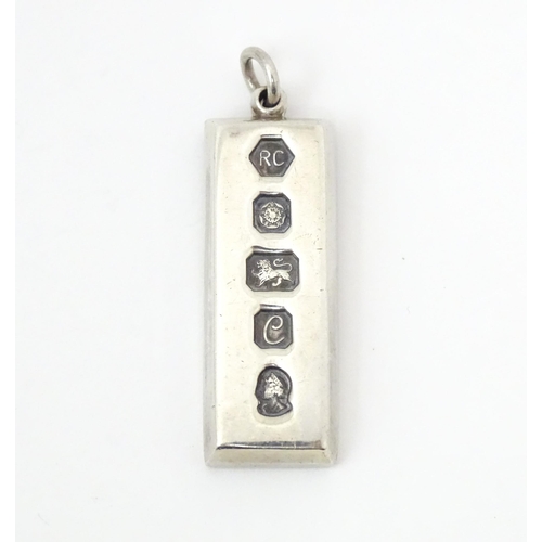 729 - A silver pendant of ingot form hallmarked Sheffield 1977 maker Carrs of Sheffield. Approx. 1 3/4