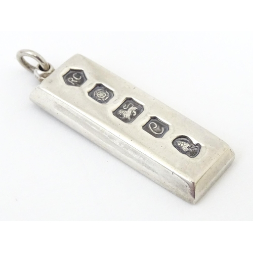 729 - A silver pendant of ingot form hallmarked Sheffield 1977 maker Carrs of Sheffield. Approx. 1 3/4