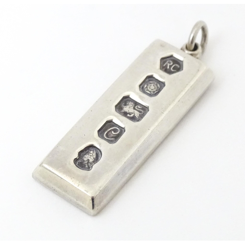 729 - A silver pendant of ingot form hallmarked Sheffield 1977 maker Carrs of Sheffield. Approx. 1 3/4