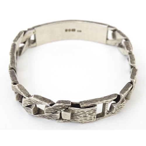 730 - A silver ID bracelet hallmarked London 1979. Approx 7 1/2