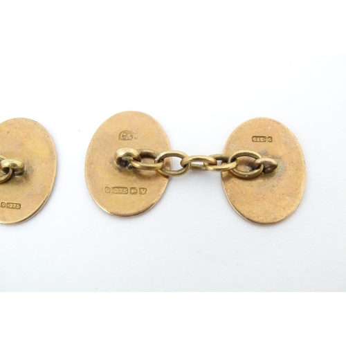 733 - A pair of 9ct gold cufflinks with engine turned decoration