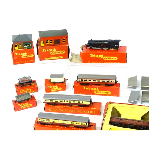 1483 - Toys - Model Train / Railway Interest : A quantity of Tri-ang OO Gauge scale model railway items to ... 