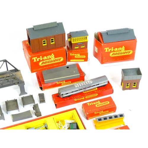 1483 - Toys - Model Train / Railway Interest : A quantity of Tri-ang OO Gauge scale model railway items to ... 