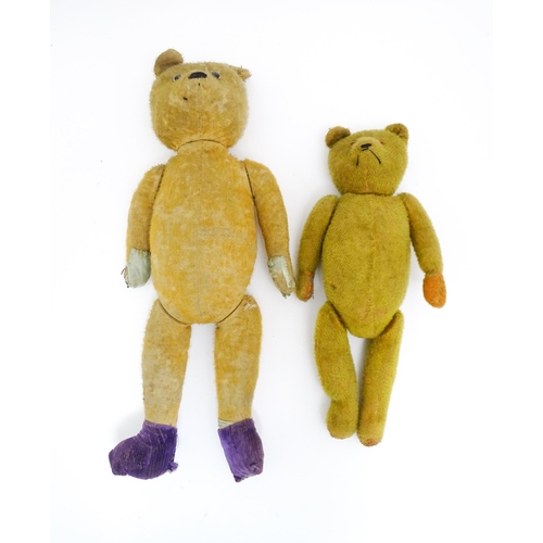 1429 - Toys: An early 20thC straw filled teddy bear with glass eyes, stitched nose and mouth and growler me... 