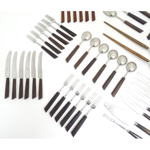 1194 - A quantity of vintage / retro wooden handled flatware / cutlery to include knives, forks, spoons, et... 