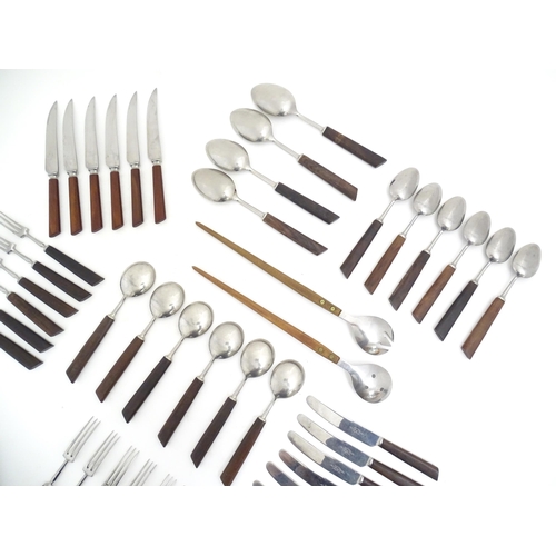 1194 - A quantity of vintage / retro wooden handled flatware / cutlery to include knives, forks, spoons, et... 