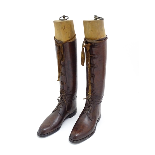 1398 - Vintage fashion / clothing / sporting clothing: A pair of men's vintage brown laced riding boots wit... 