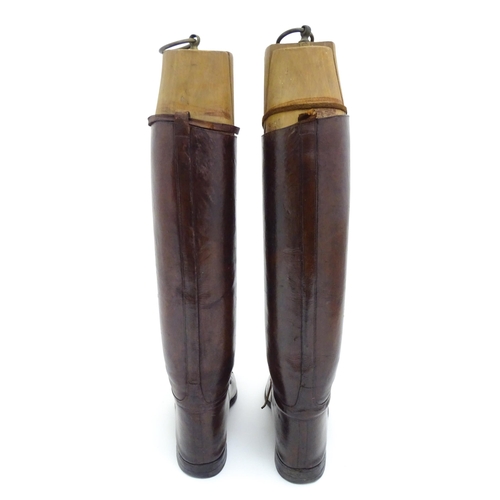 1398 - Vintage fashion / clothing / sporting clothing: A pair of men's vintage brown laced riding boots wit... 