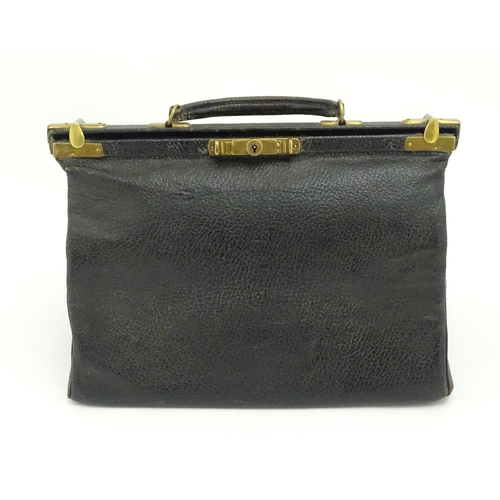 1403 - Vintage fashion / clothing: A vintage black leather Gladstone bag, measuring 13 x 10 x 7