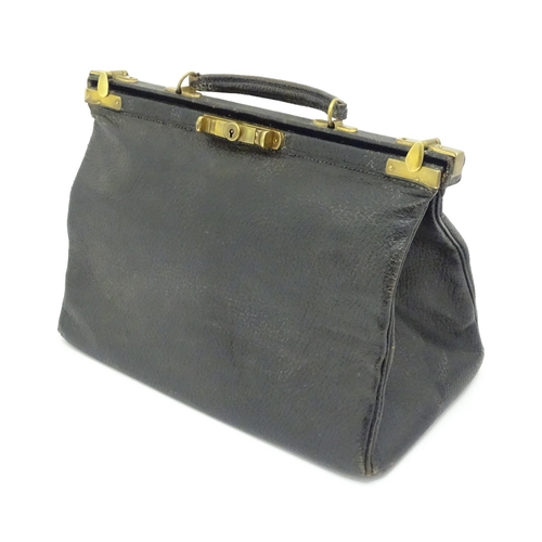 1403 - Vintage fashion / clothing: A vintage black leather Gladstone bag, measuring 13 x 10 x 7