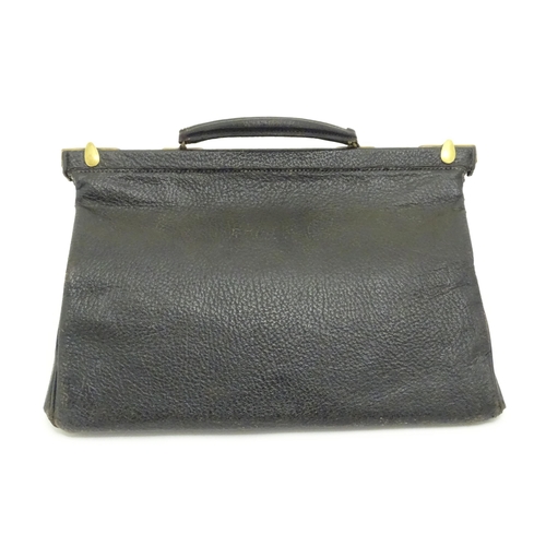 1403 - Vintage fashion / clothing: A vintage black leather Gladstone bag, measuring 13 x 10 x 7