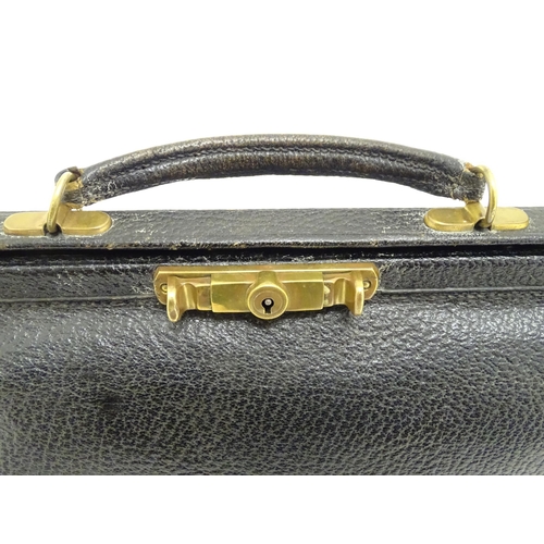 1403 - Vintage fashion / clothing: A vintage black leather Gladstone bag, measuring 13 x 10 x 7