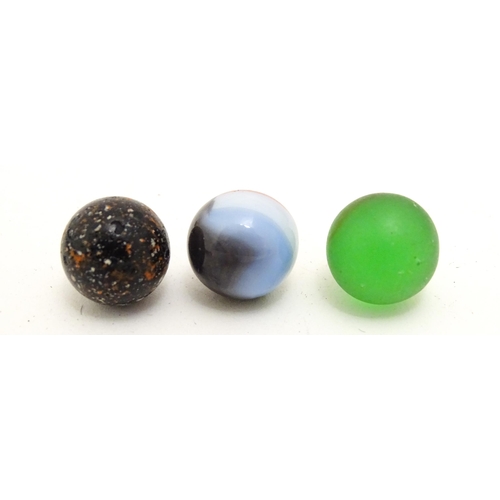 1461 - Toys: A quantity of assorted glass marbles, many with colours twists. Largest approx. 1