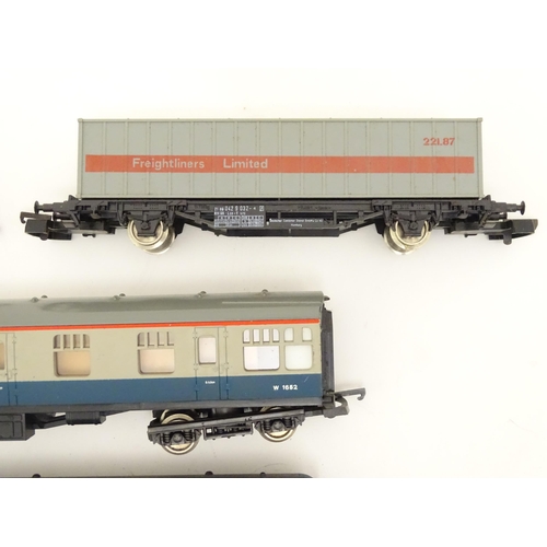 1484 - Toys - Model Train / Railway Interest : A quantity of scale model Lima trains, carriages, etc.