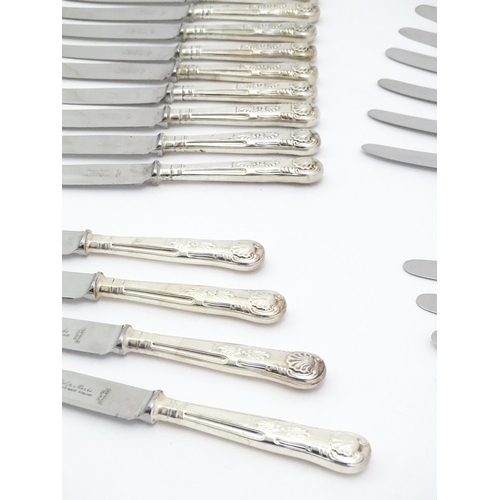 596 - A quantity of silver plate flatware / cutlery to include a quantity of King's pattern knives. Approx... 