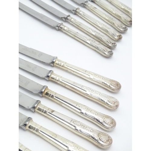 596 - A quantity of silver plate flatware / cutlery to include a quantity of King's pattern knives. Approx... 