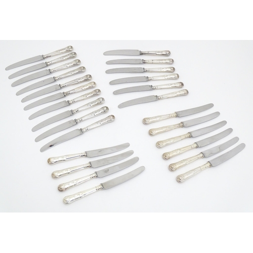 596 - A quantity of silver plate flatware / cutlery to include a quantity of King's pattern knives. Approx... 