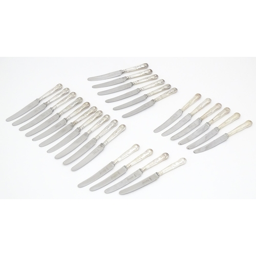 596 - A quantity of silver plate flatware / cutlery to include a quantity of King's pattern knives. Approx... 