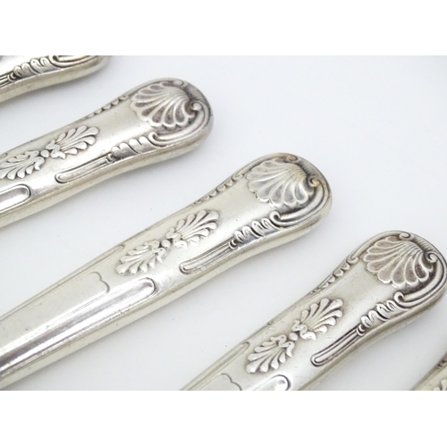 596 - A quantity of silver plate flatware / cutlery to include a quantity of King's pattern knives. Approx... 