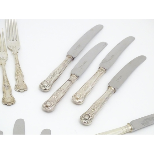 597 - A quantity of silver plate flatware / cutlery, to include Kings pattern knives and forks. Largest kn... 