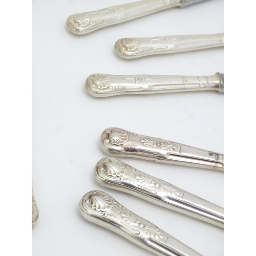 597 - A quantity of silver plate flatware / cutlery, to include Kings pattern knives and forks. Largest kn... 