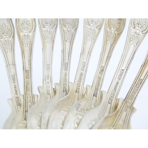 597 - A quantity of silver plate flatware / cutlery, to include Kings pattern knives and forks. Largest kn... 