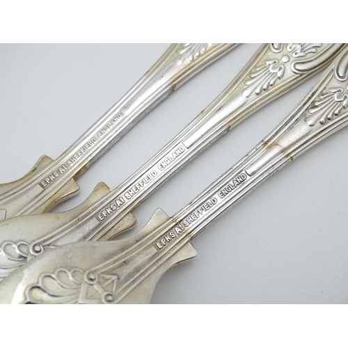 597 - A quantity of silver plate flatware / cutlery, to include Kings pattern knives and forks. Largest kn... 