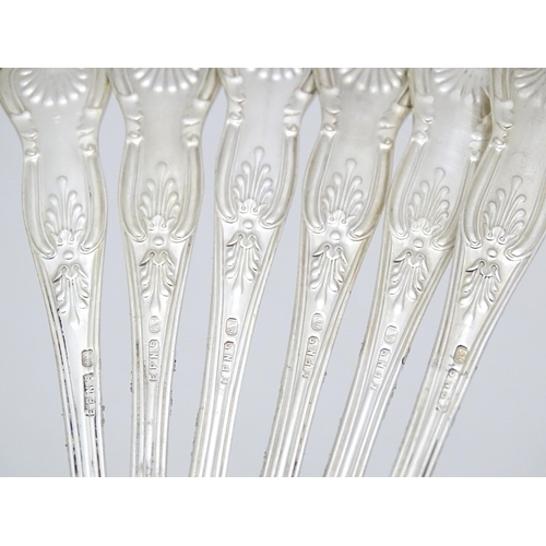 597 - A quantity of silver plate flatware / cutlery, to include Kings pattern knives and forks. Largest kn... 