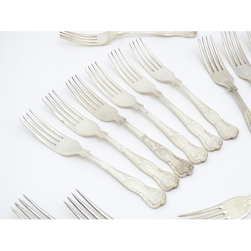 597 - A quantity of silver plate flatware / cutlery, to include Kings pattern knives and forks. Largest kn... 