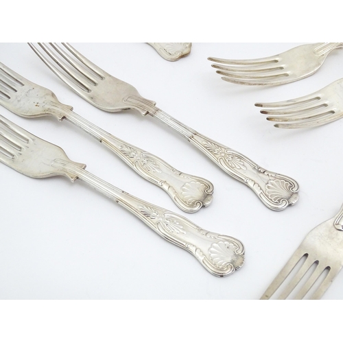 597 - A quantity of silver plate flatware / cutlery, to include Kings pattern knives and forks. Largest kn... 