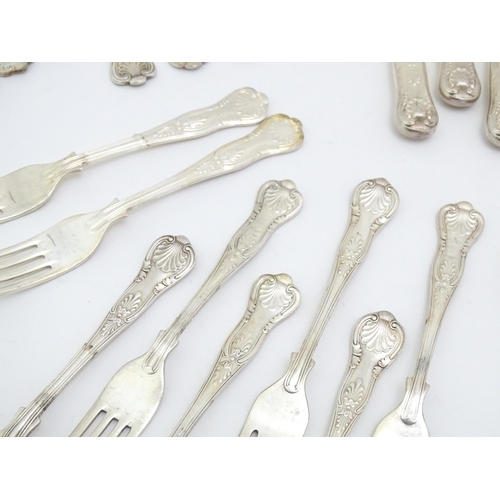 597 - A quantity of silver plate flatware / cutlery, to include Kings pattern knives and forks. Largest kn... 