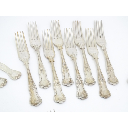 597 - A quantity of silver plate flatware / cutlery, to include Kings pattern knives and forks. Largest kn... 