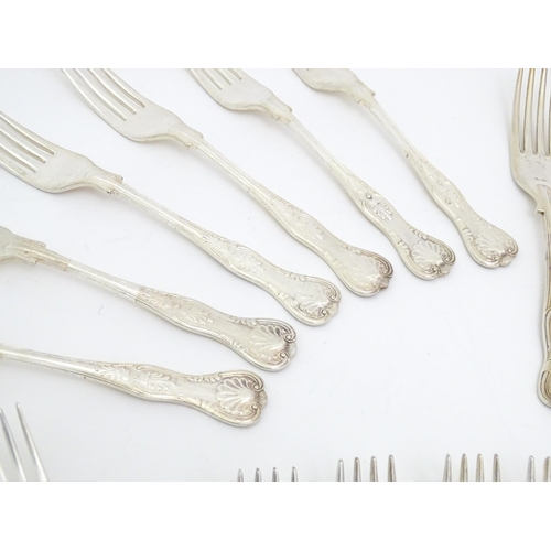 597 - A quantity of silver plate flatware / cutlery, to include Kings pattern knives and forks. Largest kn... 