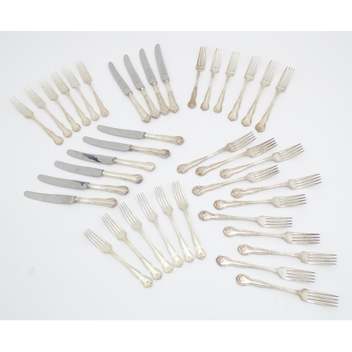 598 - A quantity of silver plate flatware / cutlery to include knives and forks. Various makers (Approx. 3... 