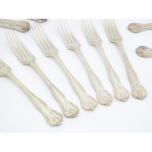 598 - A quantity of silver plate flatware / cutlery to include knives and forks. Various makers (Approx. 3... 