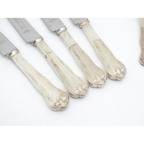 598 - A quantity of silver plate flatware / cutlery to include knives and forks. Various makers (Approx. 3... 