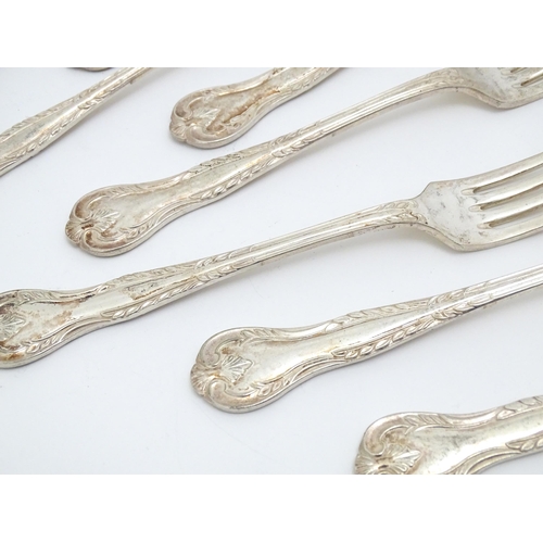 598 - A quantity of silver plate flatware / cutlery to include knives and forks. Various makers (Approx. 3... 