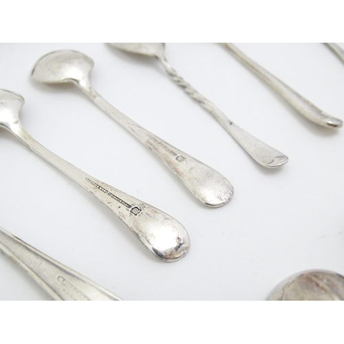 599 - A large quantity of assorted silver plate mustard / salt spoons, to include Old English pattern, Fid... 