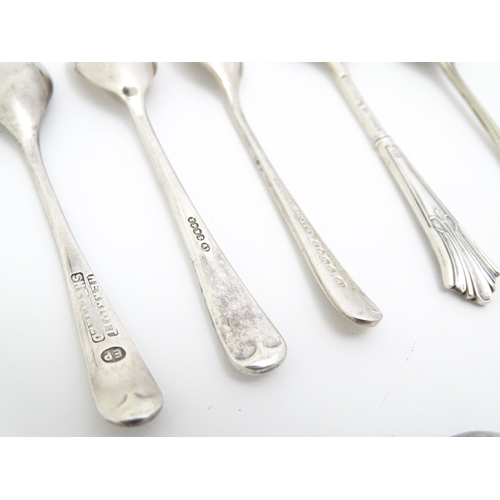 599 - A large quantity of assorted silver plate mustard / salt spoons, to include Old English pattern, Fid... 