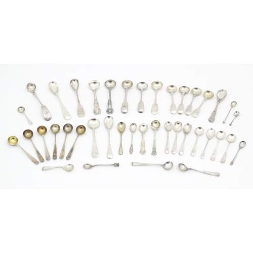 599 - A large quantity of assorted silver plate mustard / salt spoons, to include Old English pattern, Fid... 