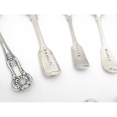 599 - A large quantity of assorted silver plate mustard / salt spoons, to include Old English pattern, Fid... 