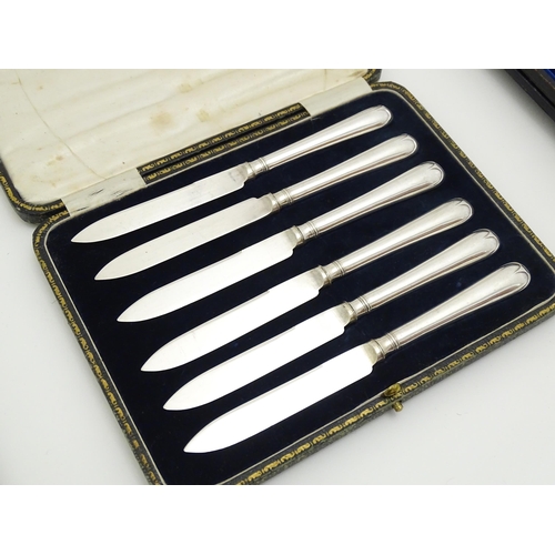 601 - Assorted cased flatware / cutlery to include teaspoons, cake knives, etc. To include a cased set of ... 