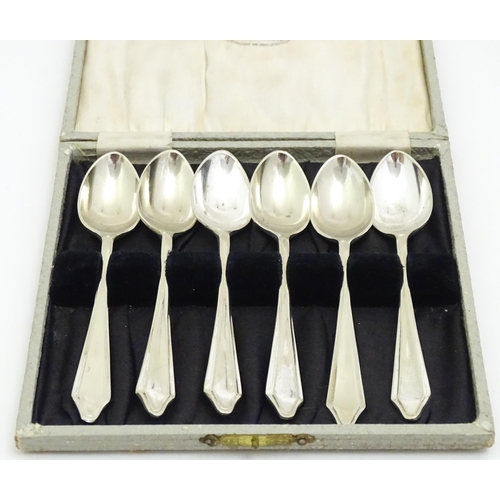 601 - Assorted cased flatware / cutlery to include teaspoons, cake knives, etc. To include a cased set of ... 