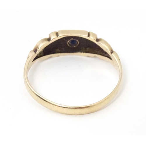 646 - A 9ct gold ring set with central sapphire P 1/2