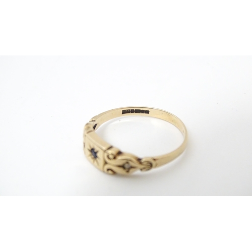 646 - A 9ct gold ring set with central sapphire P 1/2