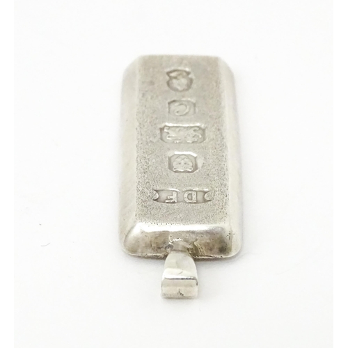 735 - A silver pendant of ingot form hallmarked London 1977 maker DF. Approx. 2 1/4