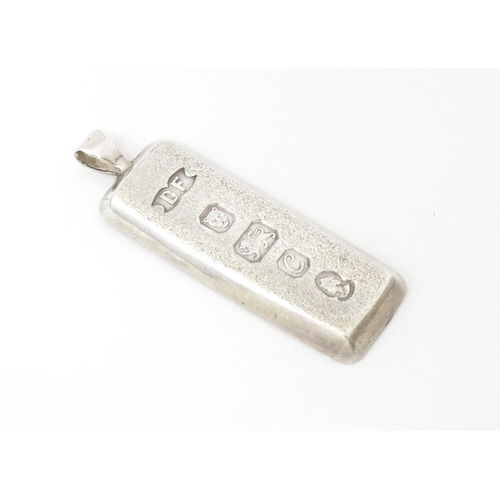 735 - A silver pendant of ingot form hallmarked London 1977 maker DF. Approx. 2 1/4