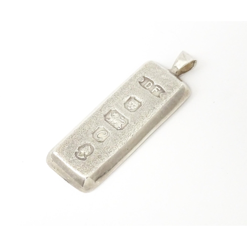 735 - A silver pendant of ingot form hallmarked London 1977 maker DF. Approx. 2 1/4